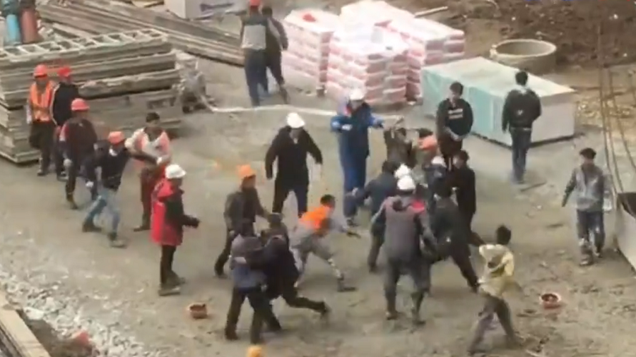 金正日が死んだ日なんか関係ねぇ…北朝鮮の若者たちが大暴れ