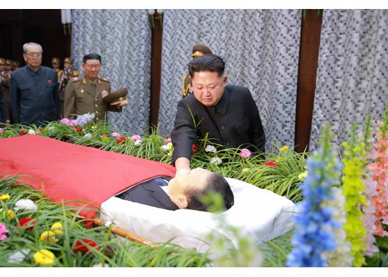 金養建氏の遺体と対面した金正恩氏