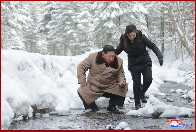 「美人妻」に甘い金正恩氏…韓流ファッションで「革命の聖地」へ